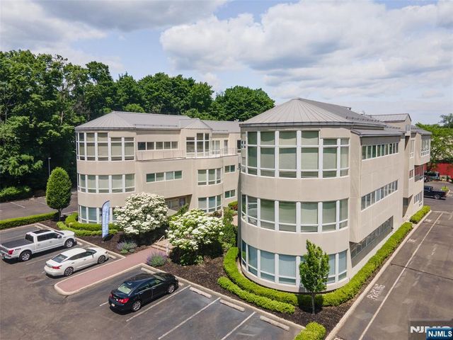 860 Wyckoff Avenue, Mahwah, NJ 07430