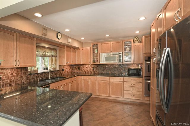 245 N Fulton Avenue, Lindenhurst, NY 11757