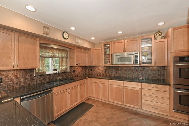 245 N Fulton Avenue, Lindenhurst, NY 11757