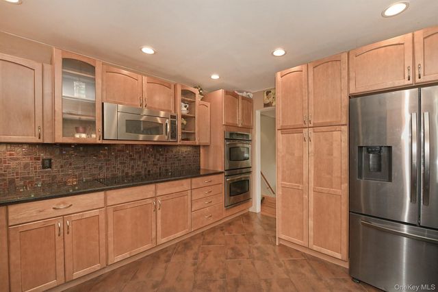 245 N Fulton Avenue, Lindenhurst, NY 11757