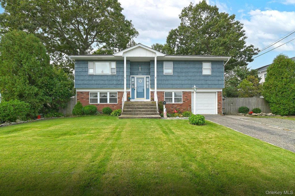 245 N Fulton Avenue, Lindenhurst, NY 11757