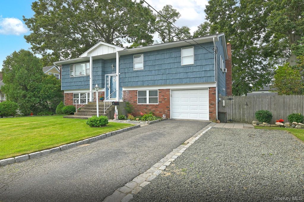 245 N Fulton Avenue, Lindenhurst, NY 11757 — photo 2