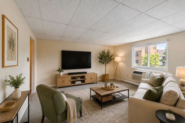 215 Chelmsford St 4, Chelmsford, MA 01824