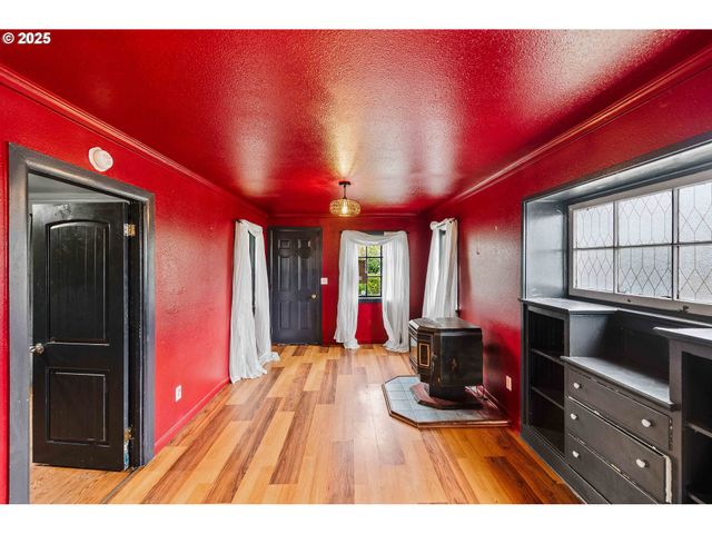 1066 S 8TH St, Coos Bay, OR 97420