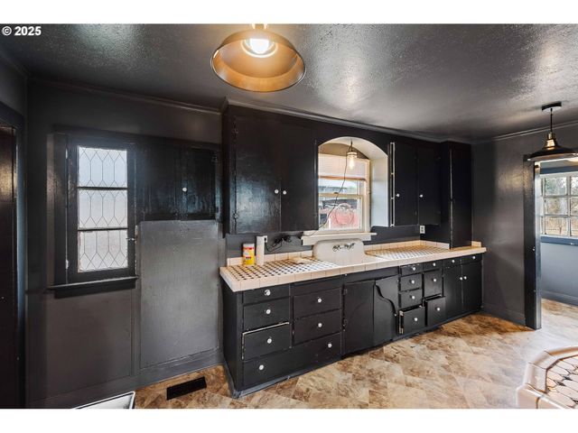 1066 S 8TH St, Coos Bay, OR 97420