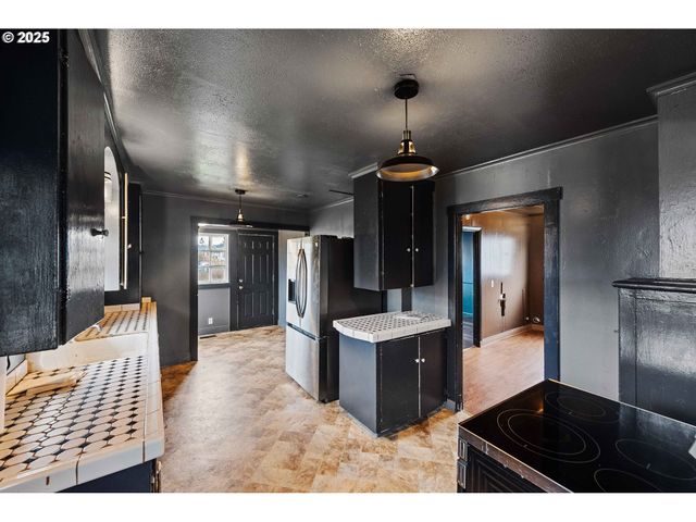 1066 S 8TH St, Coos Bay, OR 97420