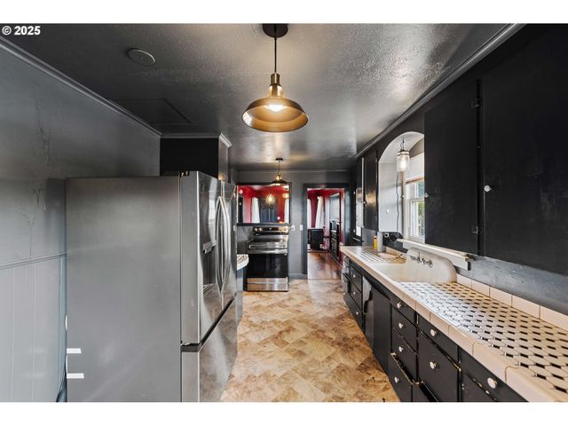 1066 S 8TH St, Coos Bay, OR 97420