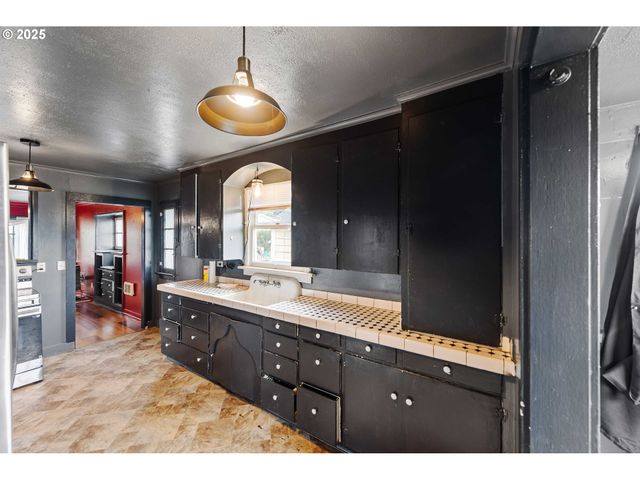 1066 S 8TH St, Coos Bay, OR 97420