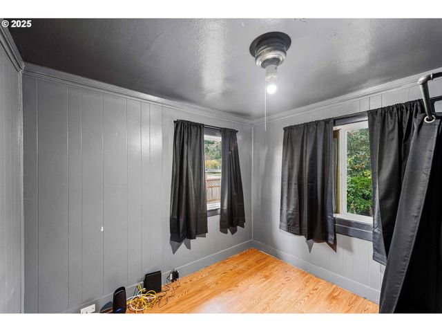 1066 S 8TH St, Coos Bay, OR 97420