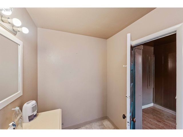 1066 S 8TH St, Coos Bay, OR 97420