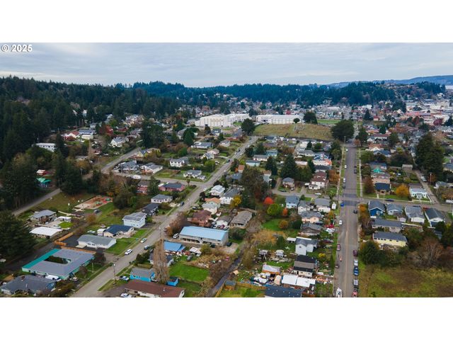 1066 S 8TH St, Coos Bay, OR 97420