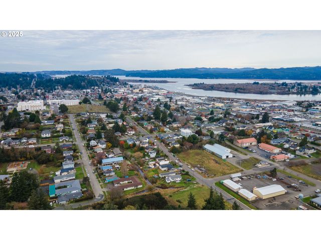 1066 S 8TH St, Coos Bay, OR 97420
