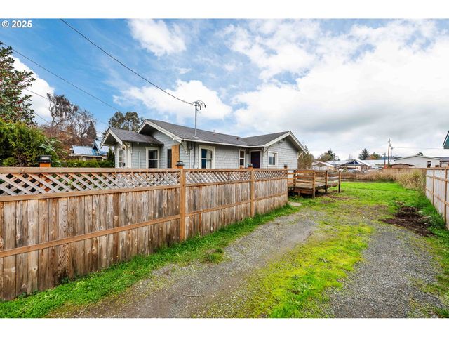 1066 S 8TH St, Coos Bay, OR 97420