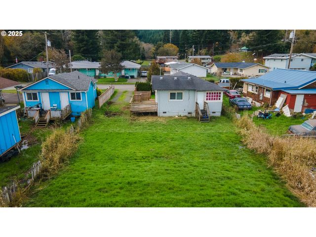 1066 S 8TH St, Coos Bay, OR 97420