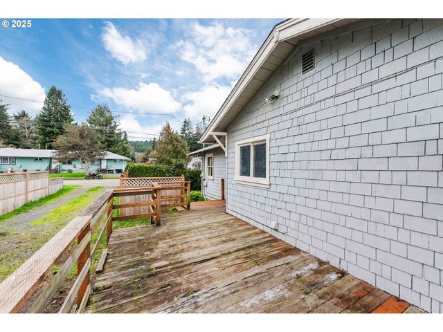 1066 S 8TH St, Coos Bay, OR 97420