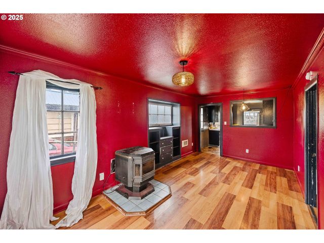 1066 S 8TH St, Coos Bay, OR 97420