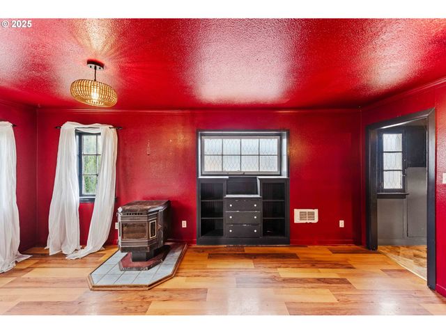 1066 S 8TH St, Coos Bay, OR 97420