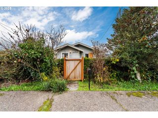 1066 S 8TH St, Coos Bay, OR 97420