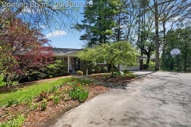 630 Sunset, White Lake, MI 48383