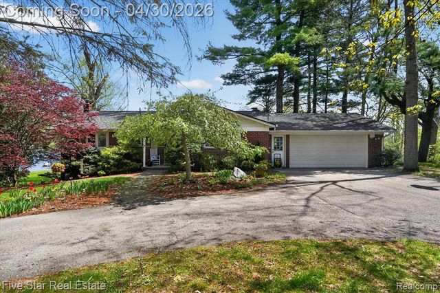 630 Sunset, White Lake, MI 48383