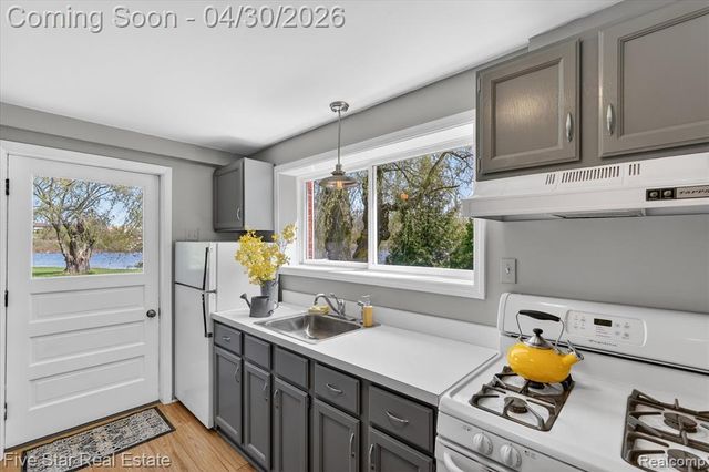 630 Sunset, White Lake, MI 48383