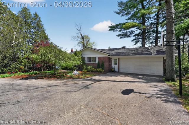 630 Sunset, White Lake, MI 48383