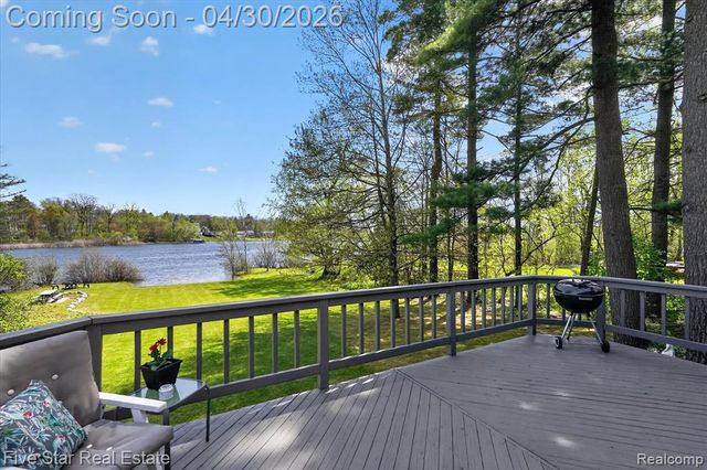 630 Sunset, White Lake, MI 48383
