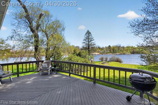 630 Sunset, White Lake, MI 48383