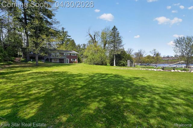 630 Sunset, White Lake, MI 48383