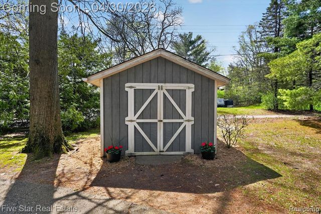 630 Sunset, White Lake, MI 48383