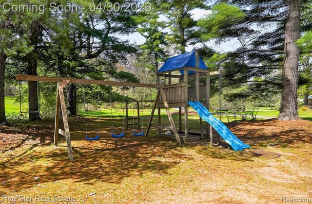 630 Sunset, White Lake, MI 48383
