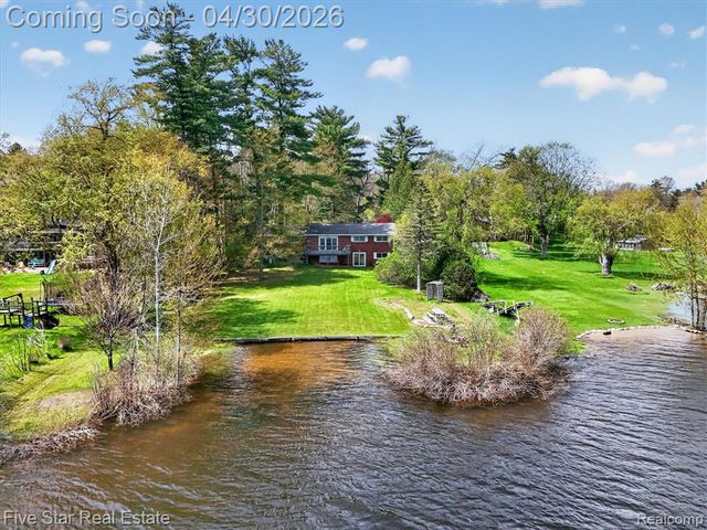 630 Sunset, White Lake, MI 48383