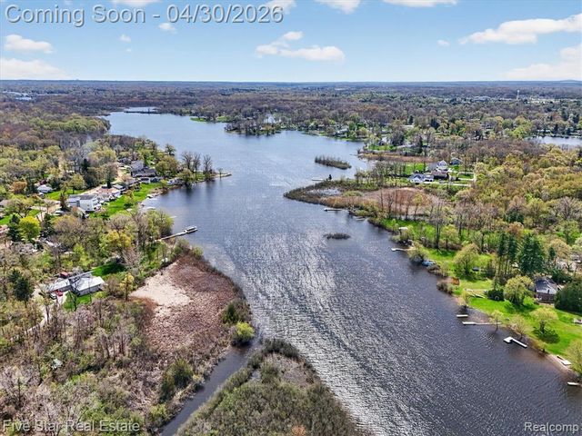 630 Sunset, White Lake, MI 48383
