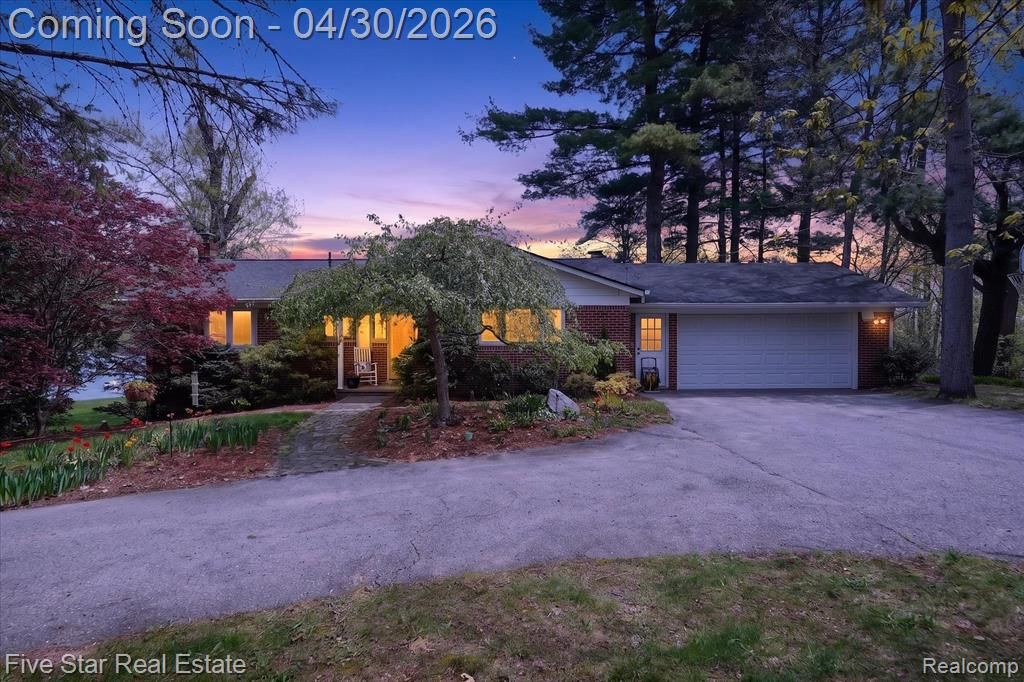630 Sunset, White Lake, MI 48383