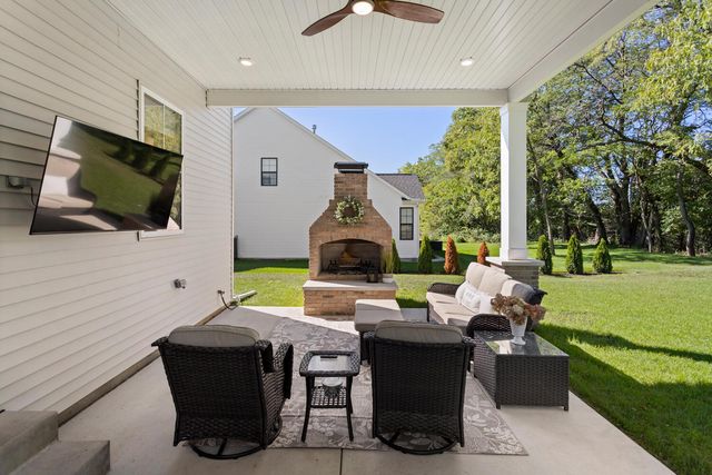 1207 Briarwood Lane, Mahomet, IL 61853