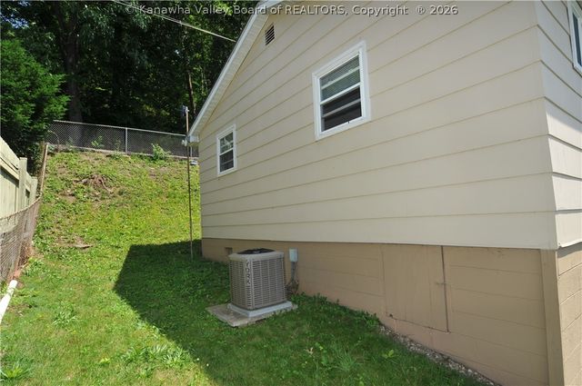 621 6th Street, Nitro, WV 25143