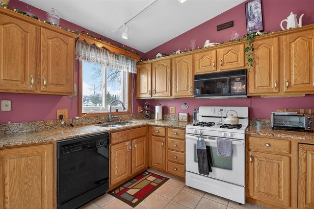 106 Hilltop Court, Brooklyn, MI 49230