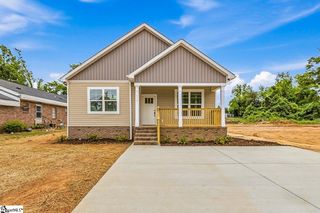 215 W Durst Avenue, Greenwood, SC 29646