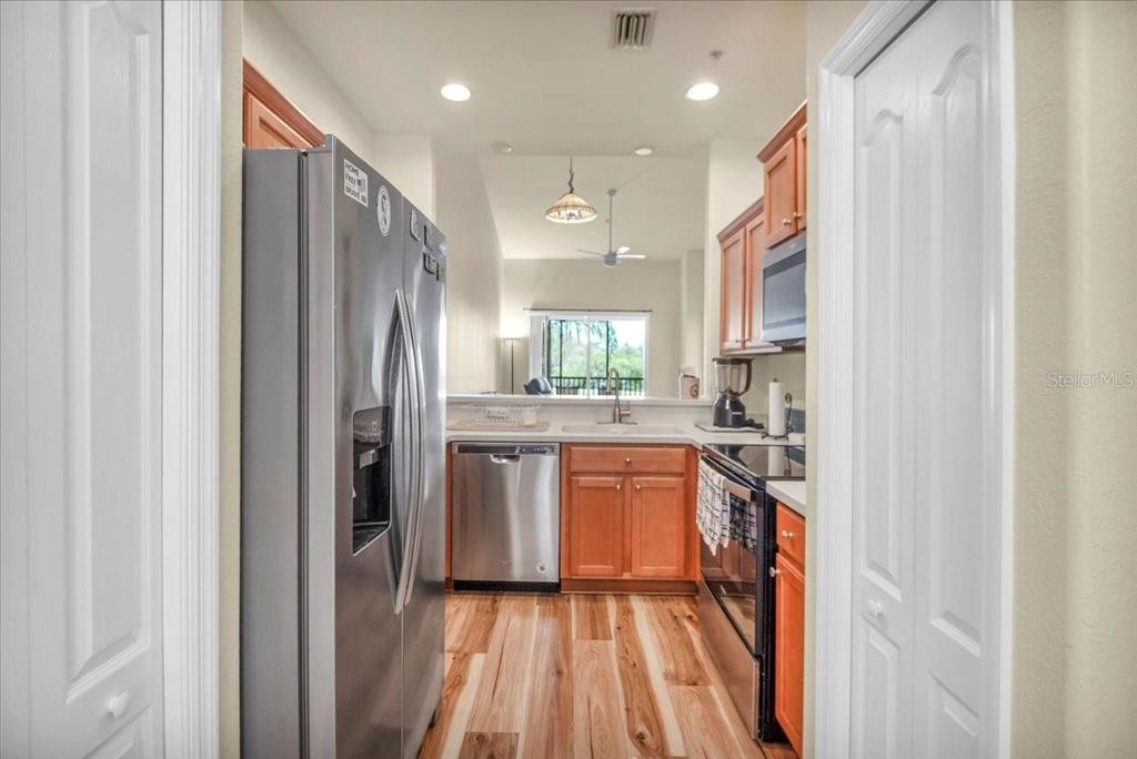 Image 4 of property listing at 1003 FAIRWAYCOVE LANE 205, Bradenton, FL 34212