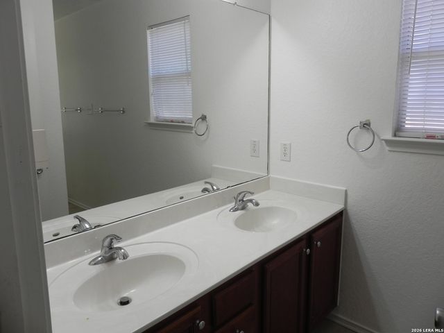 8539 LONE SHADOW TRL, Converse, TX 78109