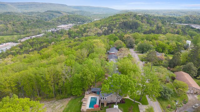 5977 Crestview Drive, Hixson, TN 37343