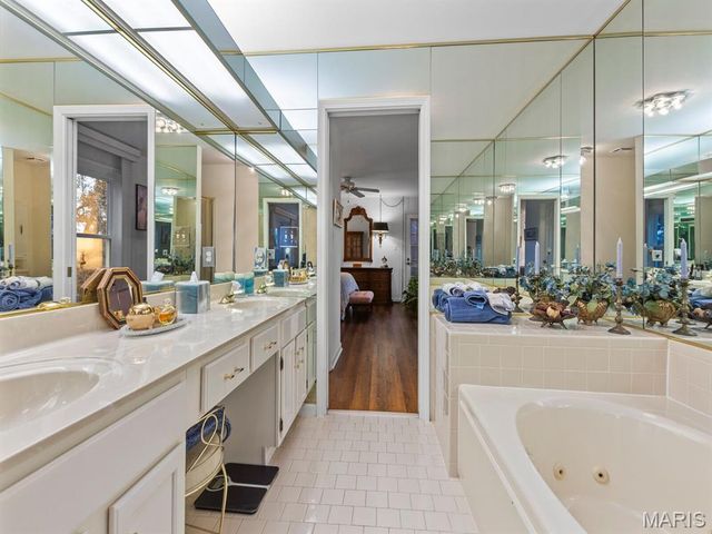 526 Sarah Lane 36, Creve Coeur, MO 63141