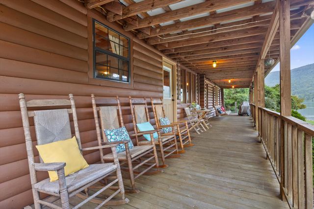 10526 Mullins Cove Road, Whitwell, TN 37397