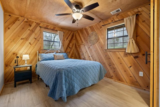 10526 Mullins Cove Road, Whitwell, TN 37397