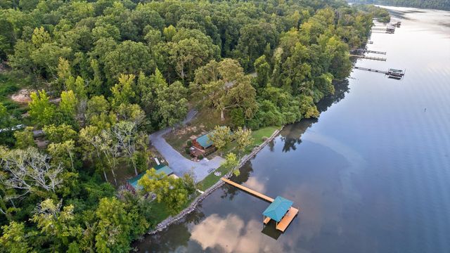 10526 Mullins Cove Road, Whitwell, TN 37397