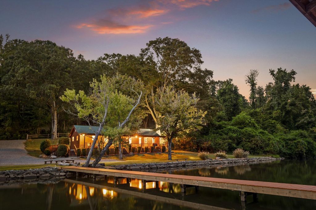 10526 Mullins Cove Road, Whitwell, TN 37397