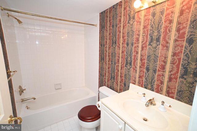 8200 CENTENNIAL STA, Warminster, PA 18974