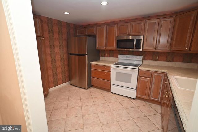 8200 CENTENNIAL STA, Warminster, PA 18974