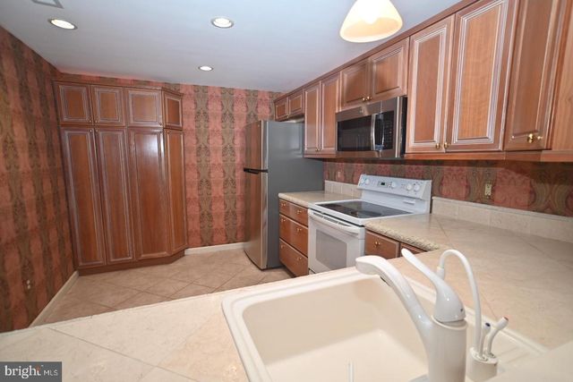 8200 CENTENNIAL STA, Warminster, PA 18974