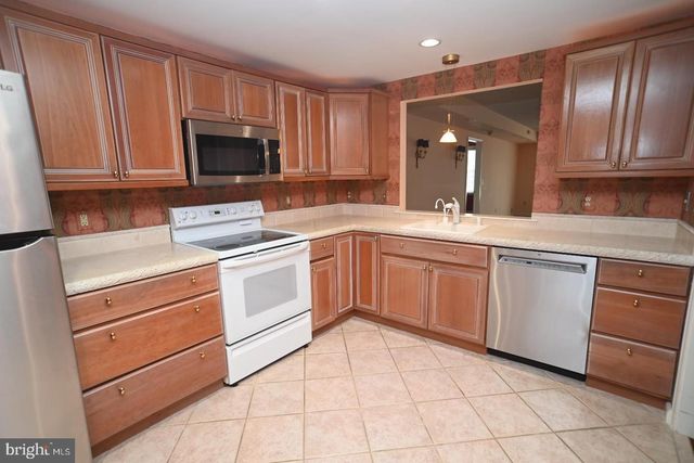 8200 CENTENNIAL STA, Warminster, PA 18974